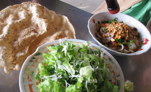 Mỳ Quảng ăn kèm với rau sống và bánh đa